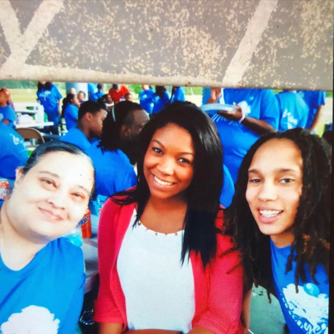 ブリトニー・グリナーのインスタグラム：「#WCW Goes to my baby @itscherellegriner and my momma @nanagriner Had to post this little throwback as well lol  Backstory: I had told baby to get dress we going on a date but I failed to tell her it was to my family reunion where she meet everyone lol 😂! We was some babies in this pic lol.」