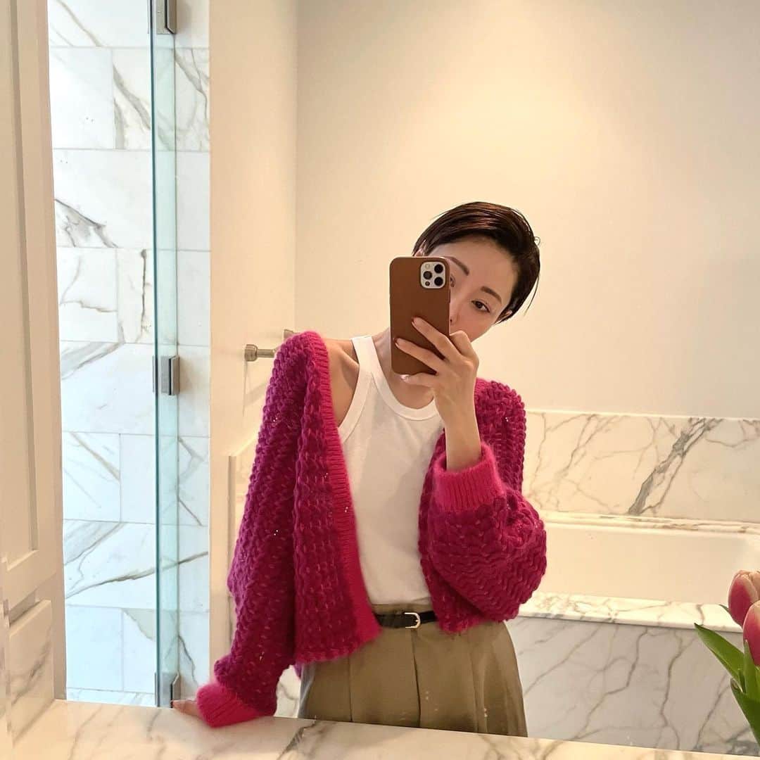 大塚良子のインスタグラム：「朝から雪が降ったNY 冷えたくないので娘も私も朝風呂 最近またマグネシウムの効果に注目していて 経皮吸収できるので入浴剤は娘にも愛用  乾燥肌にも良いのはもちろん 筋肉をリラックスさせて神経伝達物質GABAの機能を高めてくれるので眠りにも👍カルシウム同様キレない子供を育てるには大切なミネラルです。娘は一歳くらいまで肘裏や膝裏に軽度のアトピーがあったんだけど継続していたせいか今ではすっかり出なくなりました。 . Knit... @houseoflotus_official  Tank & Belt ... @toteme  Pants... @auralee_tokyo  . . #服に合わせてリップもピンクにしたんだけどうっかり写らない角度で撮ってた、、 #花粉対策に#ティートリー始めました #マグネシウム　#子供のミネラル　 #aromatherapy #bathtime #nyc #winter #life」