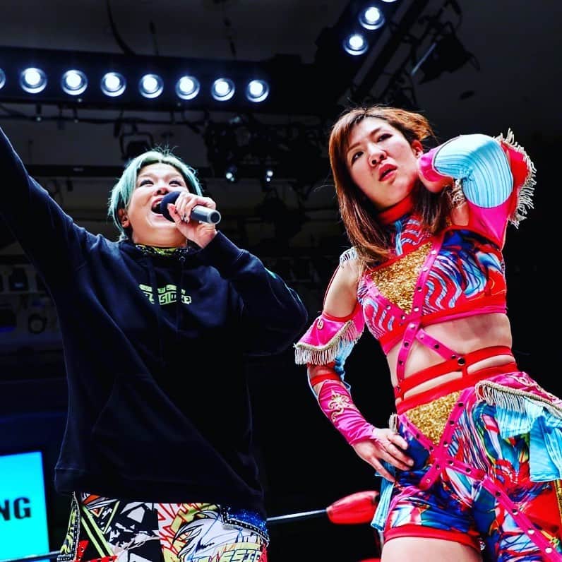 高橋奈苗のインスタグラム：「さぁ飛び立とう✨  @arisa__nakajima   22日の大会は、SEAdLINNNG LIVEでライブ配信しますので、ぜひご視聴ください！  私は家にいながらプロレス観られるの、結構好き😍  もちろん生観戦が1番ですが、この微妙な時期ですから。 皆さんに自由にチョイスしていただいて、 プロレスを味わっていただけたらなと！！  ーーーーーー  ■ライブ配信特設サイト ◯サイト名 SEAdLINNNG LiVE  ◯サイトURL https://seadlinnnglive.com/  ■ライブ配信チケット詳細 ・視聴チケット代金：3,500円（税込）  ※ライブ配信はご購入したサイトでそのままご視聴いただけます。  ーーーーーーーーーーーーーーーーー  ◯投げ銭チケット1,000円（税込） ※特典なし  ◯投げ銭チケット3,000円（税込） ※ サインデジタルPHOTO   ◯投げ銭チケット5,000円（税込） ※ サインデジタルPHOTO + 動画  ○投げ銭チケット世志琥10周年バージョン6,000円　 ※世志琥個人サインデジタルPHOTO ＋動画 ※特製色紙プレゼント  ※こちらだけでは視聴はできません。 ※視聴は別途視聴チケット代金が必要です ※アーカイブは１週間ご視聴していただけます。  ーーーーーーーーーーーーーーーーー  ■ライブ配信ご視聴方法 下記URL「ライブ配信ご視聴手順」からご確認ください。 https://seadlinnnglive.com/profile  ー決定全カードー  〈メインイベント　SEAdLINNNG BEYOND THE SEA Tag Championship  30分1本勝負〉 〈王者組〉世志琥&Sareee　(WWE Count Down）【鬼に金棒】 vs 〈挑戦者組〉高橋奈七永&中島安里紗 ※第7代王者組、2度目の防衛戦　挑戦者組が勝利した場合第8代王者となる  〈第3試合　ユニット対抗3WAYタッグマッチ　　　30分1本勝負〉 水波綾&青木いつ希(ショーンキャプチャー)【MAX VOLTAGE】 vs 真琴&海樹リコ【ラスエゴ】 vs 小林香萌&笹村あやめ(2AW)【世志琥組】  〈第2試合　ハイスピード3WAYマッチ　20分1本勝負〉 藤本つかさ(アイスリボン)  vs  春輝つくし(アイスリボン)  vs  AKARI(PURE-J) ※つくしルール ※レフェリー　南月たいよう  〈第1試合　シングルマッチ　20分1本勝負〉 山下りな　vs  花穂ノ利  ーーーーーーーーーーーーーーーーー  *********************************** SEAdLINNNG LiVE 運営事務局  URL : https://seadlinnnglive.com/ MAIL : info@seadlinnnglive.com ***********************************  #seadlinnng  #高橋奈七永  #中島安里紗 #プロレス #女子プロレス #LIVE」