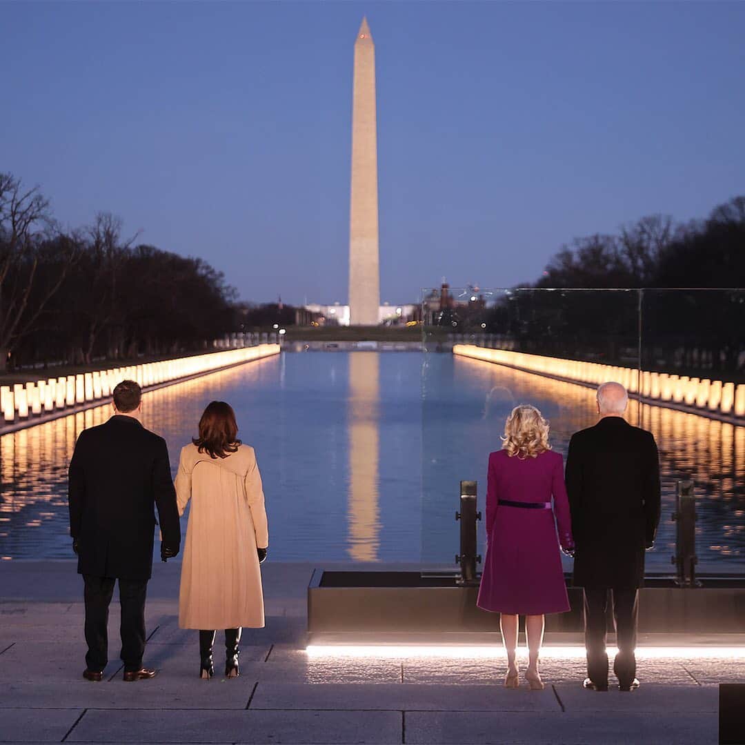 Fashion Weekのインスタグラム：「Even apart, we stand together. Last night, U.S. President-elect @joebiden and his wife @drbiden and Vice President-elect @kamalaharris and her husband @douglasemhoff honor the U.S. lives lost to the coronavirus pandemic wearing American designers @jonathancohenstudio and @pyermoss, respectively. Photo by @gettyimages.」