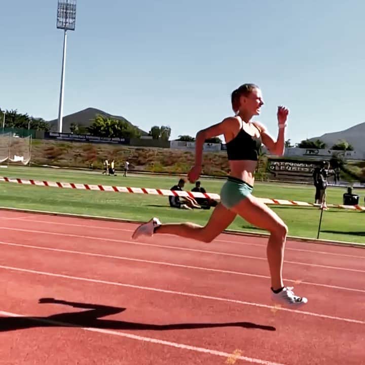 Patrycja WYCISZKIEWICZのインスタグラム：「Kończąc środowe tempo. Nie było aż tak źle. Pomału się rozpędzam 🤩 #run #running #athlete #400 #track #trackandfield #fun #lacticrun #tenerife #sportcamp #workout #pknorlen #orelen #biegamwnb #newbalance 📸 @tymon_zimny」