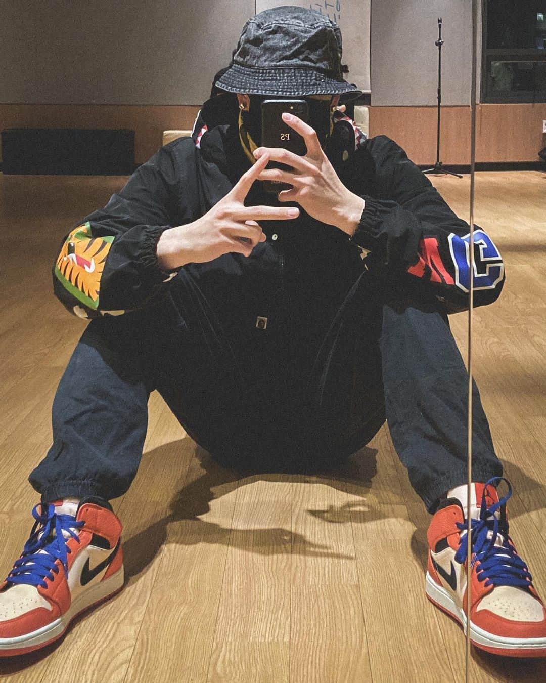 プニエル のインスタグラム：「Only been uploading b cuts for a while so here’s a mirror selfie...with my entire face blocked lol  요새 비컷 만 올려가지고 거울 셀카 한개 올립니다. 얼굴 다 가려졌지만... ㅋㅋㅋ」