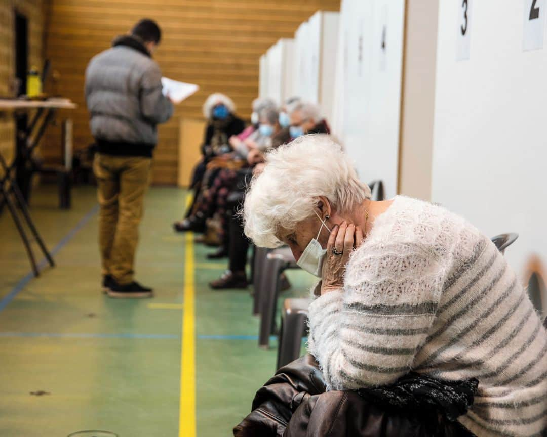 ルモンドさんのインスタグラム写真 - (ルモンドInstagram)「« En raison d’une très forte demande et d’un stock limité de vaccins, tous les rendez-vous ont déjà été pris. » Mardi 19 janvier, le message s’affiche sur de nombreuses pages du site Doctolib, qui permet de prendre rendez-vous en ligne pour se faire vacciner contre le Covid-19. Depuis le début de la semaine, la campagne vaccinale s’est ouverte aux personnes de plus de 75 ans vivant à leur domicile et à celles présentant des pathologies à « très haut risque », soit plus de 6 millions de personnes. Alors que 54 % de Français déclarent désormais vouloir désormais se faire vacciner, selon un sondage IFOP publié lundi, les centres de vaccination sont débordés par l’afflux de demandes. Les familles témoignent de leur impatience, leur stress et leur inquiétude, pour décrocher au plus vite une place pour leurs aînés.⁣ De nombreux Français ont réussi à obtenir un créneau horaire à leur convenance dès l’ouverture des réservations, jeudi 14 janvier. Le lendemain, 500 000 personnes avaient déjà pu prendre un rendez-vous.⁣ Mais pour beaucoup d’autres, la recherche d’une place pour se faire inoculer une dose du vaccin s’apparente à une journée sans fin, à jongler entre un téléphone qui sonne dans le vide et des sites Internet comme Doctolib, Keldoc ou Maiia incitant à « réessayer dans quelques jours ». Mardi, 90 % des quelque 800 centres de vaccination recensés par le site officiel Santé.fr ne proposaient plus de rendez-vous en ligne, selon un recensement de BFM-TV qui n’inclut pas les centres consacrés à la vaccination du personnel de santé.⁣ Premier obstacle ? La fracture numérique d’une génération pas toujours à l’aise avec la prise de rendez-vous en ligne, obligée de s’en remettre à son entourage.⁣ -⁣ Un centre de Vaccination installé dans un gymnase, à Besançon, le 18 janvier. Photo : Raphaël Helle (@raphael_helle) / Signatures (@signaturesphotographies) #PourLeMonde⁣ -⁣ #societe #france #vaccination #covid #coronavirus」1月21日 1時30分 - lemondefr