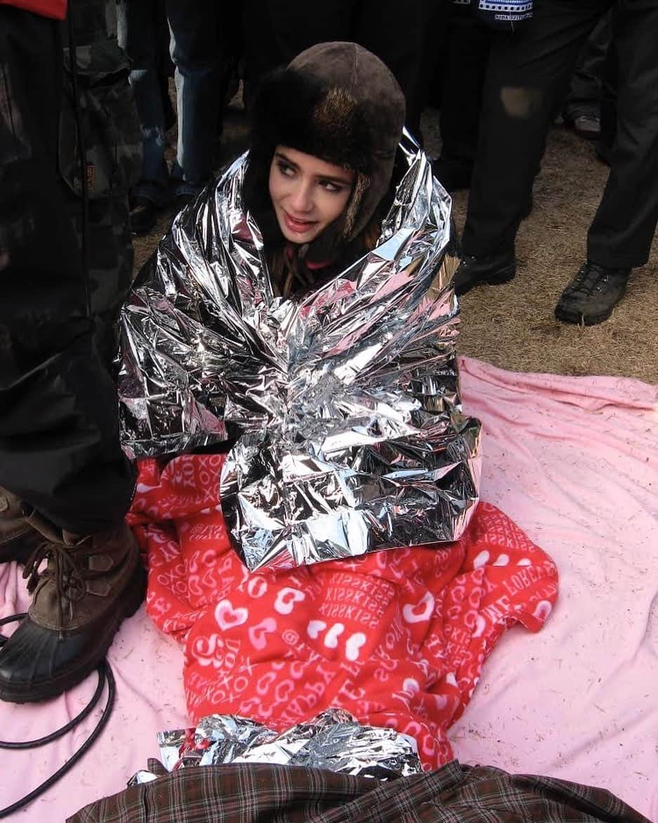 リリー・コリンズさんのインスタグラム写真 - (リリー・コリンズInstagram)「Happy Inauguration Day!   This is me at @barackobama’s inauguration in 2008 when I was reporting on the big day for Nickelodeon. It was freezing (hence being bundled up in emergency blankets!), but nothing was going to stop me from embracing such a monumental moment. Even at 18, I really felt the weight of that day - what it meant for us as a country and I was so excited to be there. Today is no different. I am beyond thrilled to see a new administration — President @joebiden and Vice President @kamalaharris — take office and start paving the way towards a brighter future. Hopeful that this is the beginning of some very good and necessary change...」1月21日 1時43分 - lilyjcollins