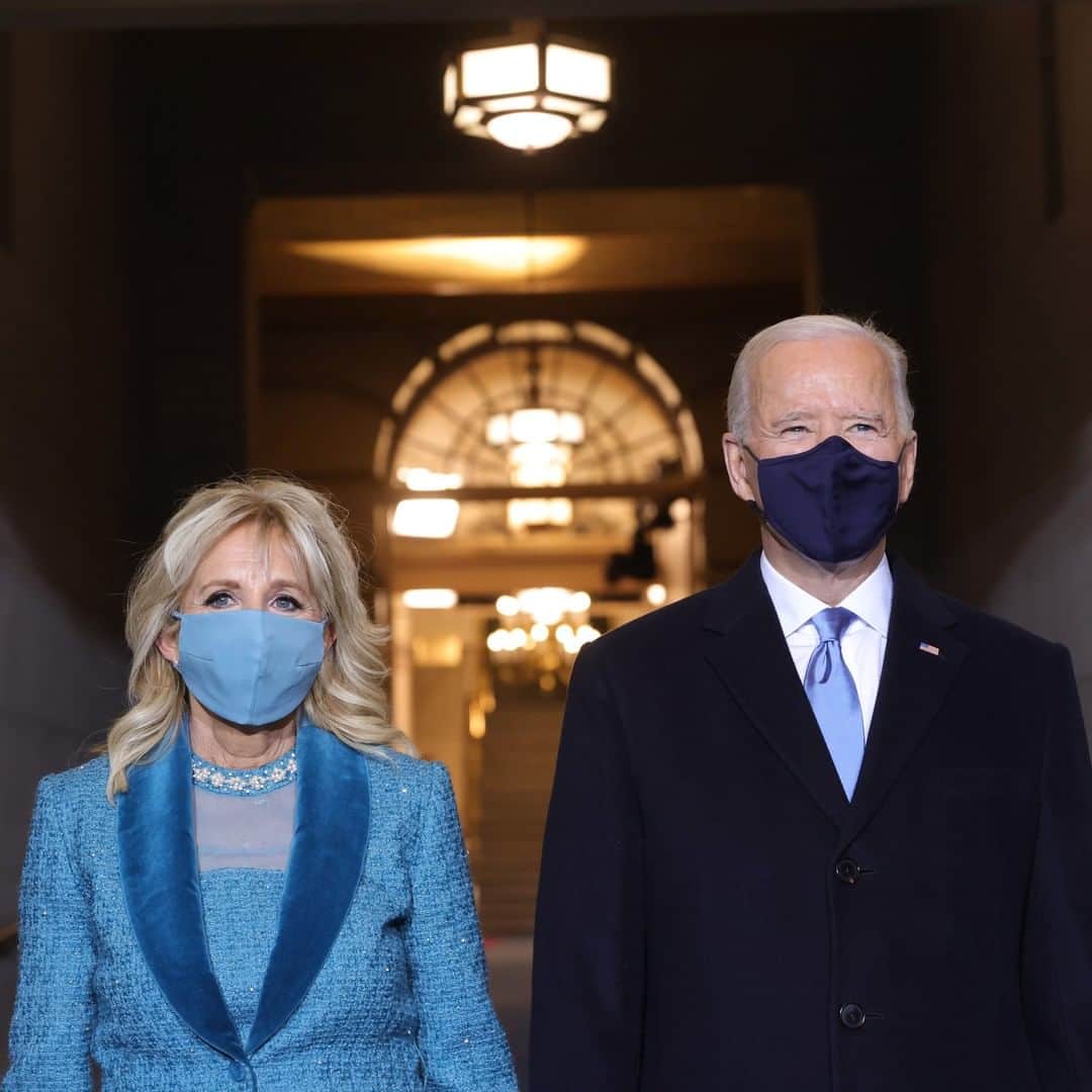CNNさんのインスタグラム写真 - (CNNInstagram)「President-elect Joe Biden and Dr. Jill Biden, Vice President-elect Kamala Harris, Vice President Mike Pence, the Obamas, the Clintons, and the Bushes arrive at the US Capitol for a scaled down inauguration. The celebrations have been cut back because of the coronavirus pandemic, and Biden’s inaugural committee — trying to keep crowds to a minimum — urged Americans not to travel to Washington, DC. Swipe to see more ➡️  (📸:Win McNamee/Getty Images, Alex Wong/Getty Images, Rob Carr/Getty Images, SAUL LOEB/POOL/AFP via Getty Images, Joe Raedle/Getty Images)」1月21日 1時36分 - cnn