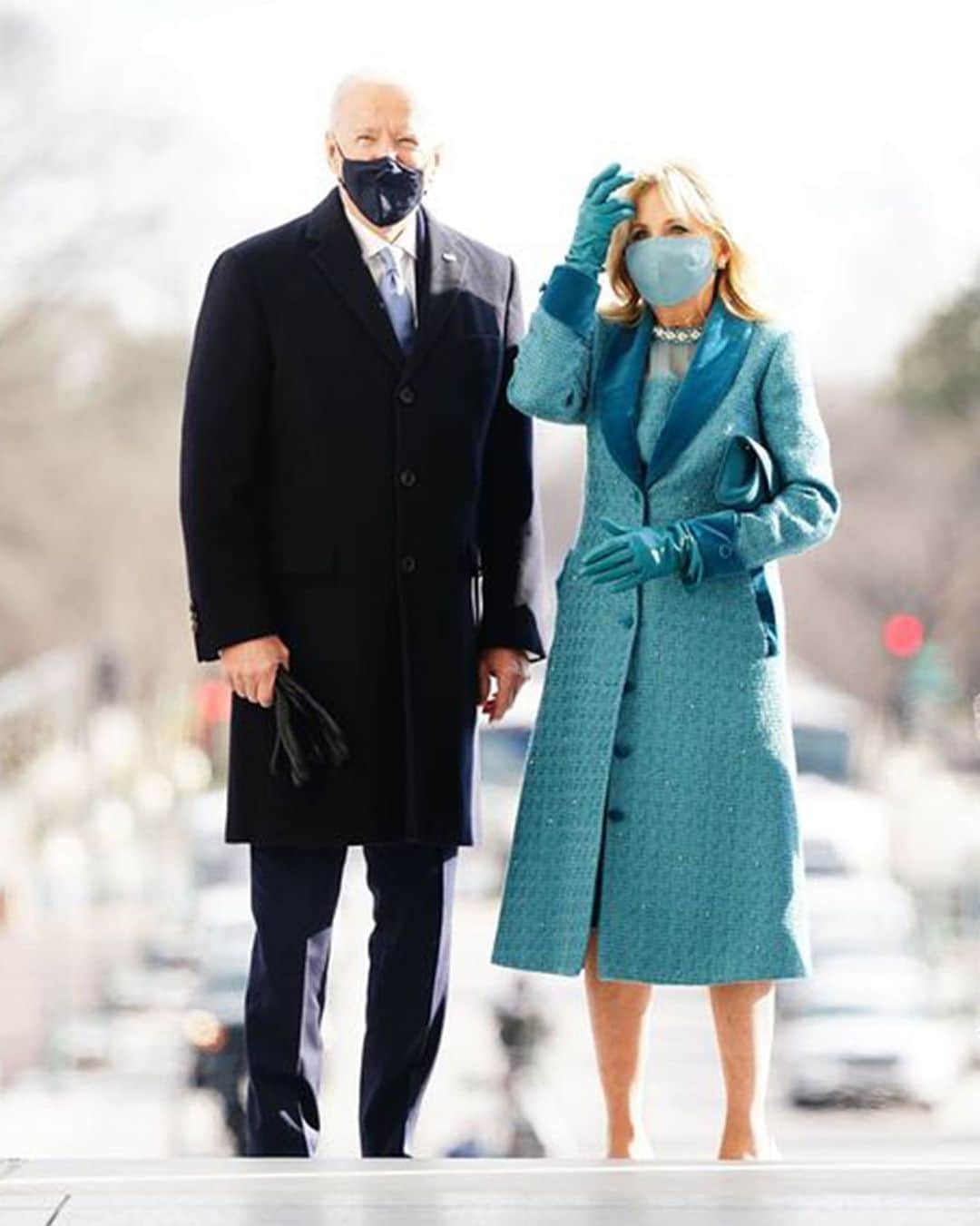 Harper's BAZAARさんのインスタグラム写真 - (Harper's BAZAARInstagram)「Dr. Jill Biden began Inauguration day beside her President-elect husband in a turquoise tweed coat with a matching dress and face mask by New York-based designer @markarian_nyc. The ensemble continues a jewel-toned theme from the First Lady—while highlighting her commitment to supporting young, American designers. “It is an incredible honor to dress Dr. Biden today. I am so humbled to be even a small part of American history,” Markarian founder and creative director Alexandra O’Neill tells BAZAAR exclusively of dressing Dr. Biden for her first appearance as First Lady of the United States. Read more on this look from today’s historic ceremony at the link in our bio.」1月21日 1時39分 - harpersbazaarus