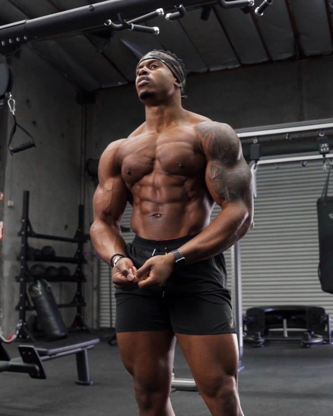 Simeon Pandaさんのインスタグラム写真 - (Simeon PandaInstagram)「I often include unilateral movements because they allow for a greater focus on the working muscle. 👌🏾 Head to my YouTube channel: YouTube.com/simeonpanda (Link in bio) to check out my latest video where I take you through 6 great single arm chest exercises you should add to your routine 💪🏾  👉 You can download my training programs at simeonpanda.com  🏠 I want to help you train AT HOME!  Visit my YouTube Channel:  YouTube.com/simeonpanda Plenty of FREE home routines 👊🏾  💊 Follow @innosupps  innosupps.com⚡️ for all the supplements I use 👌⁣⁣⁣⁣⁣  #simeonpanda #chestday」1月21日 1時40分 - simeonpanda
