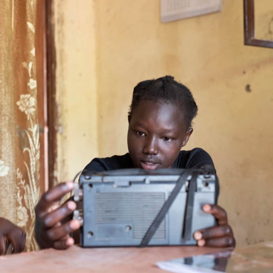 unicefさんのインスタグラム写真 - (unicefInstagram)「This radio has been keeping 14-year-old Angures Buba learning during COVID-19. Yet many of the world’s children – particularly those in poorer households without internet access, computers, smartphones or TVs – have been completely cut off from education.   Accelerating access to the internet and providing every child with the necessary learning tools and technology is critical. This is a once-in-a-generation opportunity to reimagine education.   © UNICEF/UNI332318/Ryeng」1月21日 1時45分 - unicef