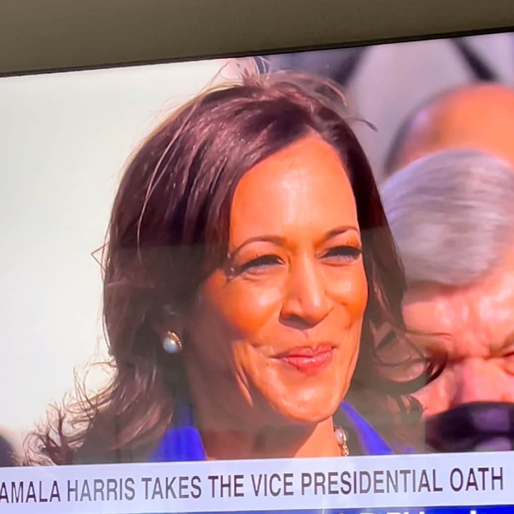 アマンダ・デ・カディネットのインスタグラム：「ALL the feels today seeing @kamalaharris sworn in #MadamVicePresident . #HistoricMoment #HerFirst」