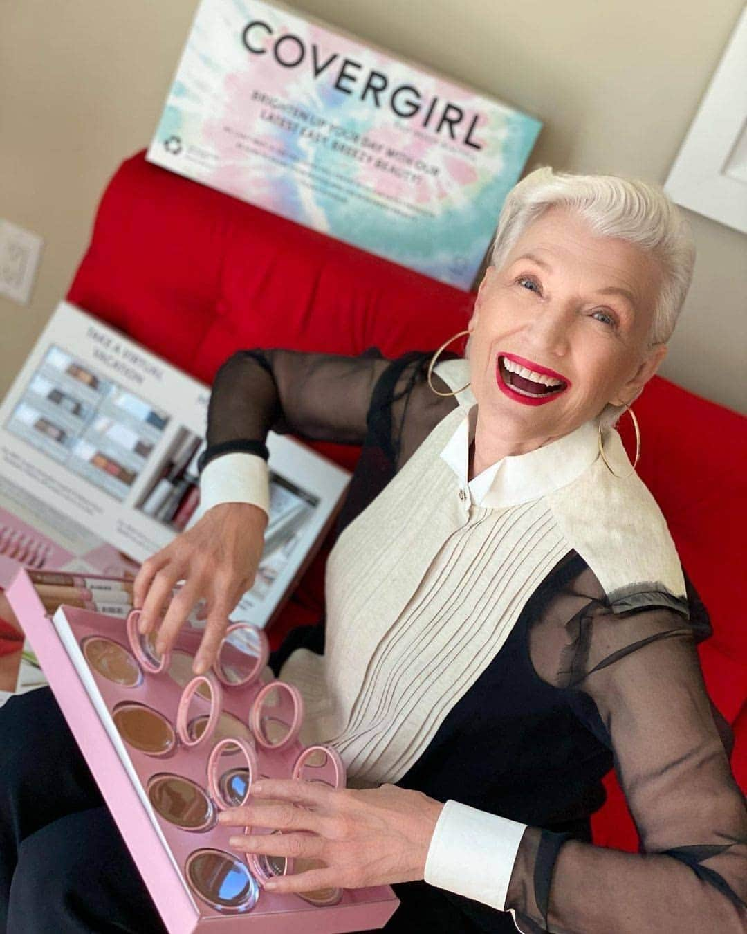 COVERGIRLさんのインスタグラム写真 - (COVERGIRLInstagram)「We caught @mayemusk with the collection of #CleanFresh Pressed Powders! Who else is a fan of #CleanFresh Pressed Powder?! 👏 #EasyBreezyBeautiful #COVERGIRLMADE #COVERGIRLCrueltyFree #CrueltyFree」1月21日 2時00分 - covergirl