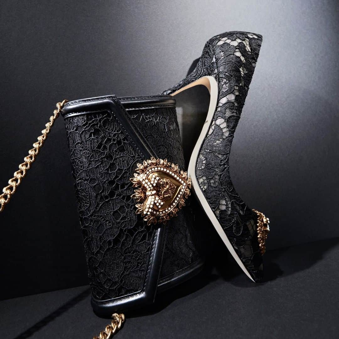 ドルチェ&ガッバーナさんのインスタグラム写真 - (ドルチェ&ガッバーナInstagram)「The Devotion Lace Edit.    The black lace pumps and #DGDevotionBag feature the iconic #DolceGabbana symbol and fabric.    Shop the #DGDevotion accessories at the link in bio.」1月21日 2時00分 - dolcegabbana