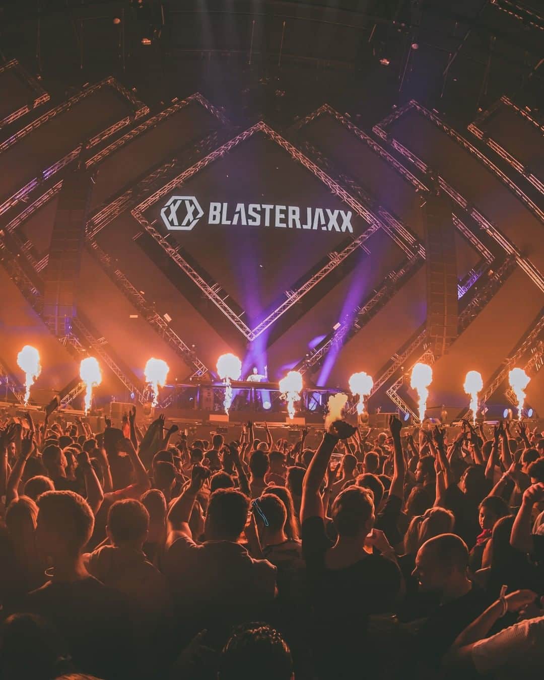 Blasterjaxxさんのインスタグラム写真 - (BlasterjaxxInstagram)「Miss this so much ❤️🧡 From 1-10 how bad would you love the be here again? 🔥」1月21日 1時54分 - blasterjaxx