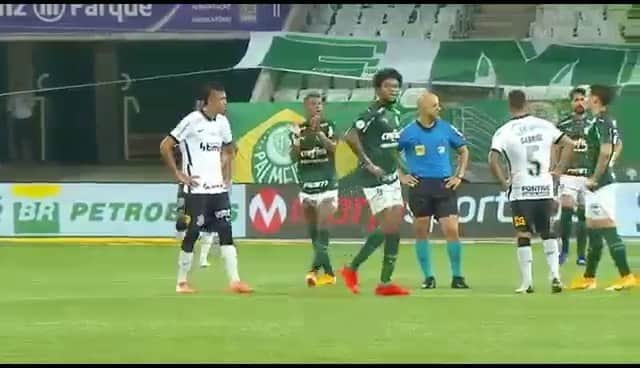 ルイス・アドリアーノのインスタグラム：「⚽️🙏🏾」