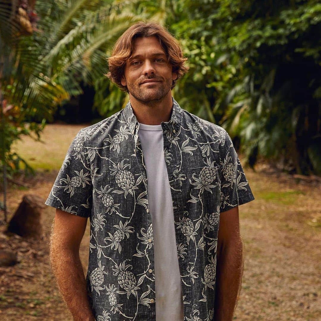 レインスプーナーのインスタグラム：「Born and raised on the North Shore, surf photographer @brentbielmann grew up steps from pipeline. An avid waterman, Brent is known for his incredible photos taken at iconic surf breaks around the world. We recently sat down with Brent to chat. Interview in stories.」