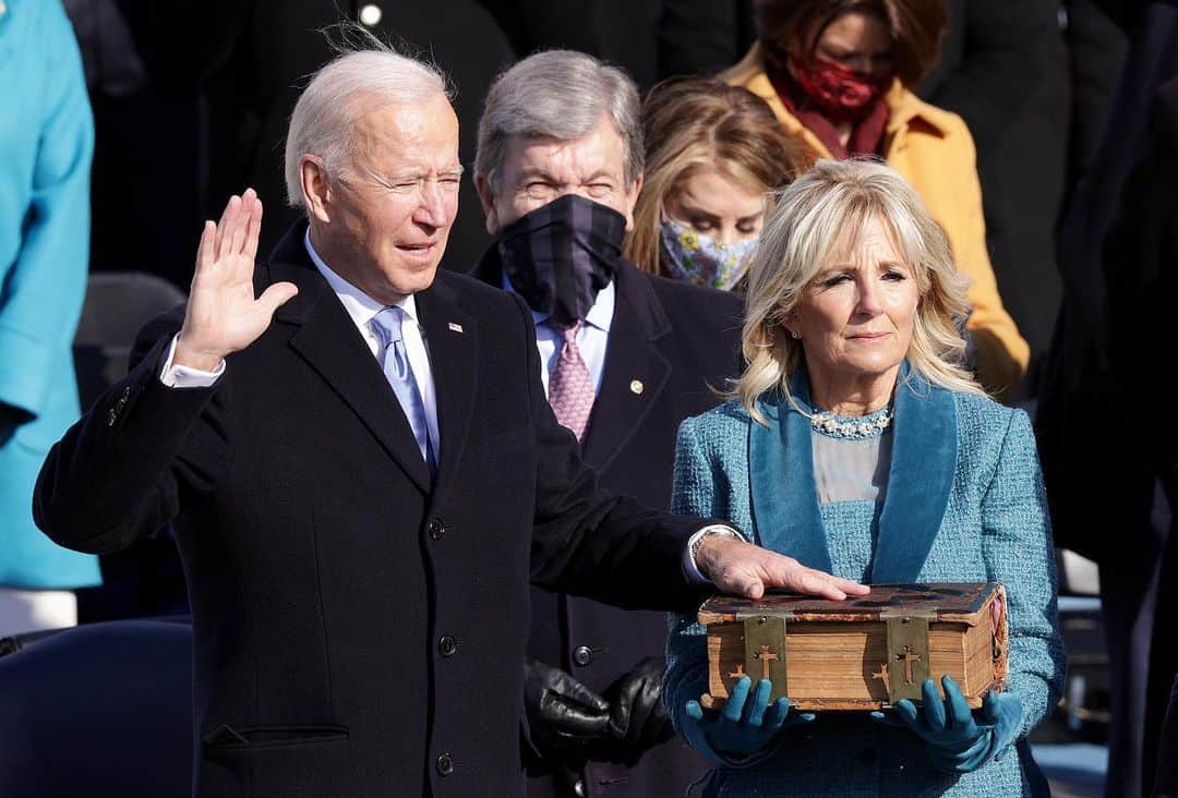 Just Jaredさんのインスタグラム写真 - (Just JaredInstagram)「There is a new President of the United States! @joebiden was sworn in as the 46th president this morning and he celebrated the moment with wife @drbiden and kids Hunter and Ashley.  #JoeBiden #JillBiden #DrBiden #HunterBiden #AshleyBiden Photos: Getty」1月21日 2時09分 - justjared