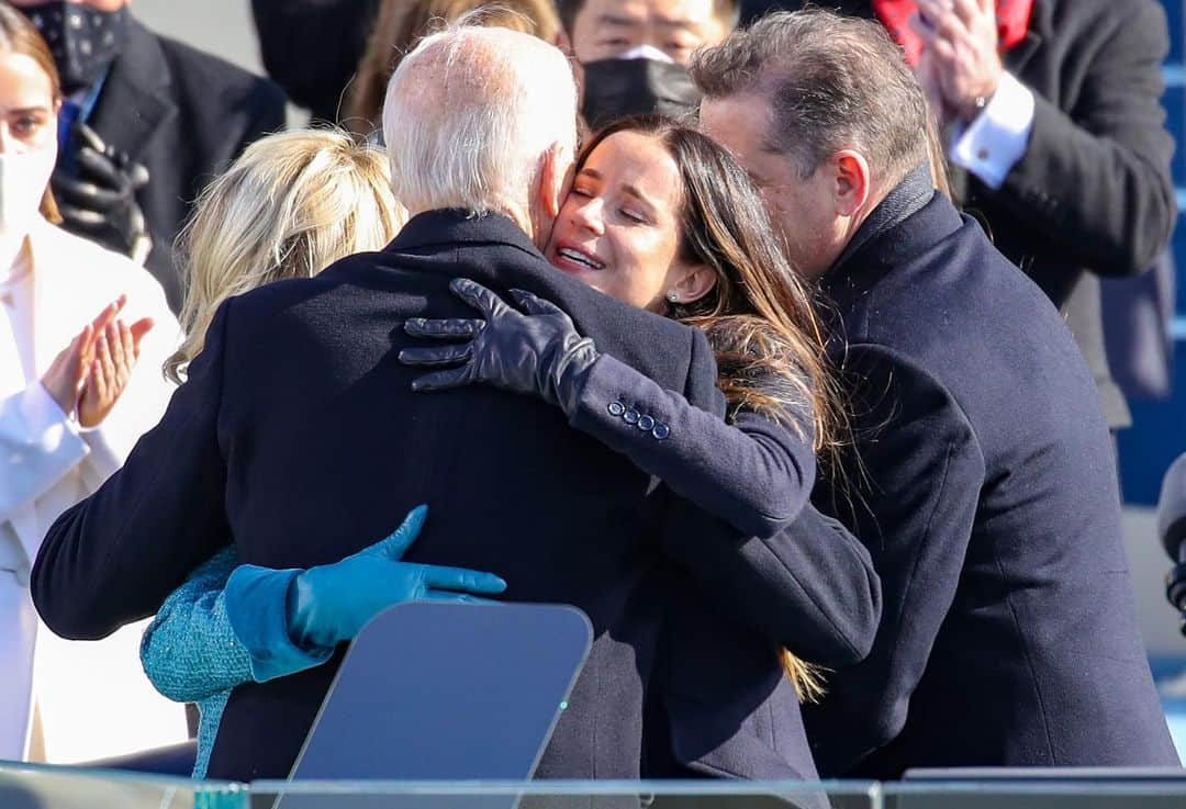 Just Jaredさんのインスタグラム写真 - (Just JaredInstagram)「There is a new President of the United States! @joebiden was sworn in as the 46th president this morning and he celebrated the moment with wife @drbiden and kids Hunter and Ashley.  #JoeBiden #JillBiden #DrBiden #HunterBiden #AshleyBiden Photos: Getty」1月21日 2時09分 - justjared