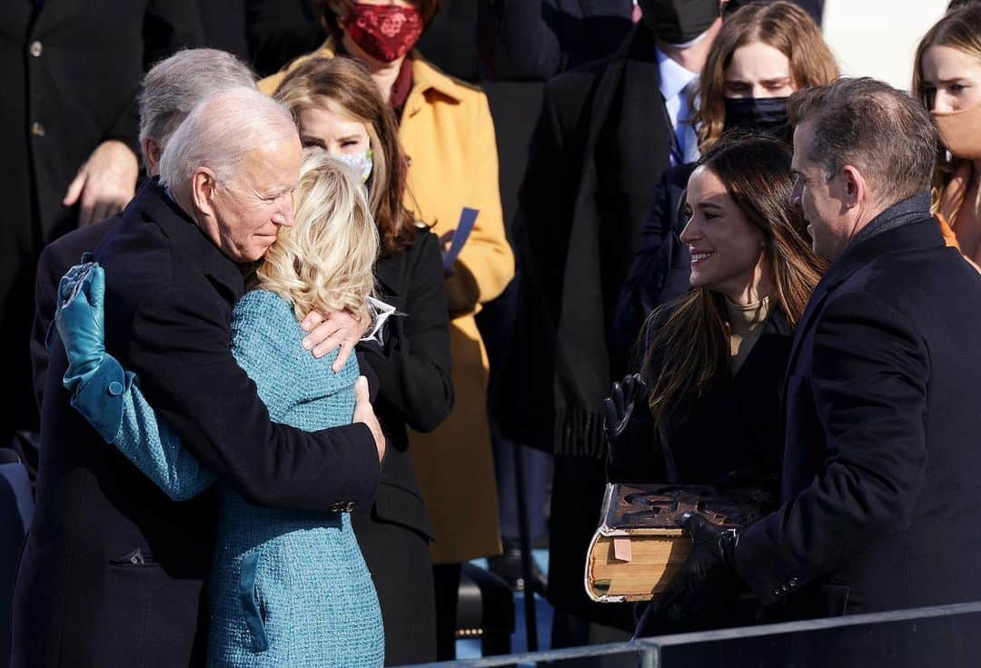 Just Jaredさんのインスタグラム写真 - (Just JaredInstagram)「There is a new President of the United States! @joebiden was sworn in as the 46th president this morning and he celebrated the moment with wife @drbiden and kids Hunter and Ashley.  #JoeBiden #JillBiden #DrBiden #HunterBiden #AshleyBiden Photos: Getty」1月21日 2時09分 - justjared