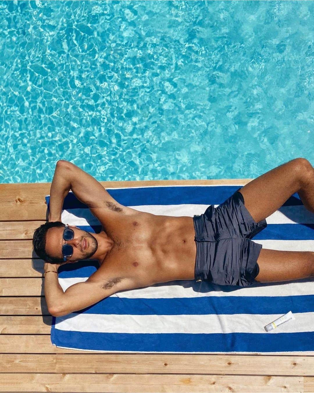 オールバーブラウンのインスタグラム：「January is all about laying low and re-energising, and we're OK with that... But there's no reason we can't look good while doing it. 😏 @MotiAnkari effortlessly shows us all how 🕶 #OBsAroundTheWorld #OrlebarBrown #FeelSummer」