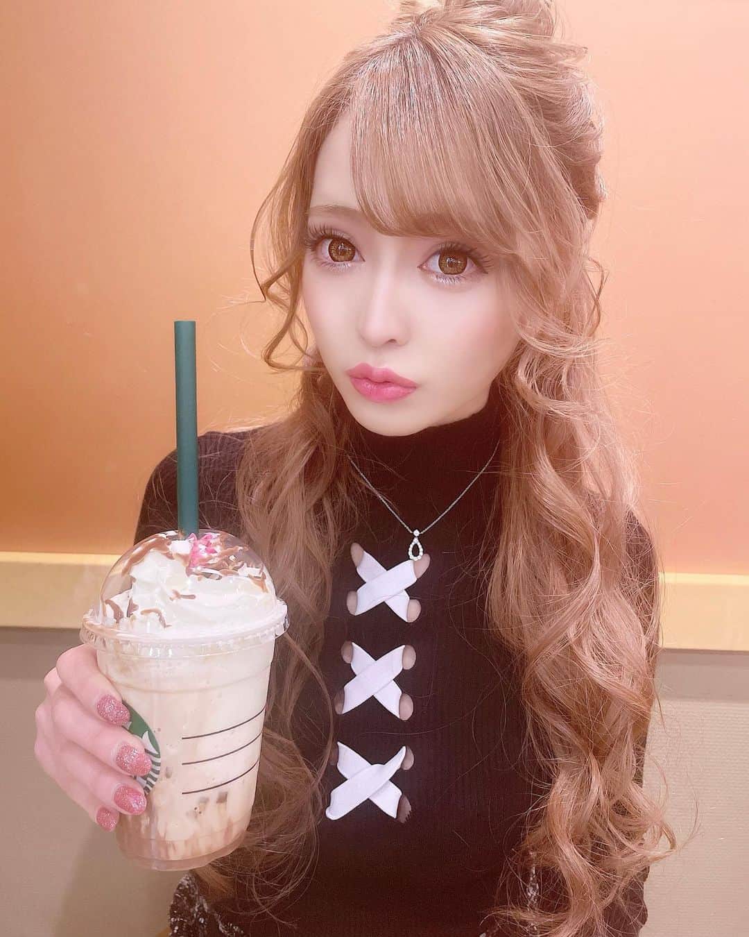 YURINAさんのインスタグラム写真 - (YURINAInstagram)「. トップス可愛い〜🖤 お気に入り🎀💕 . . #ファッション #韓国ファッション #韓国 #おしゃれ #ラシック #スタバ #スタバ新作 #チョコレート #スイーツ #カフェ #名古屋カフェ #カフェ巡り #ヘアアレンジ #ハーフアップ #ヘアカラー #インスタ映え #女の子 #キャバ嬢 #名古屋 #栄 #錦 #歌舞伎町 #六本木 #北新地 #fashion #fashionista #starbucks #sweet #cafe #hairstyle」1月21日 2時02分 - barbiechan__xx