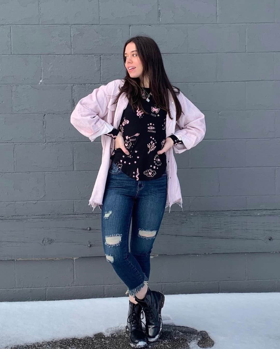 チェイサーのインスタグラム：「On Wednesdays we wear pink💕 name that movie⤵️ @ggwomensboutique #chaserbrand #wednesdayswewearpink #wearpink #wearpinks #wewearpink #graphictee #graphictshirt」