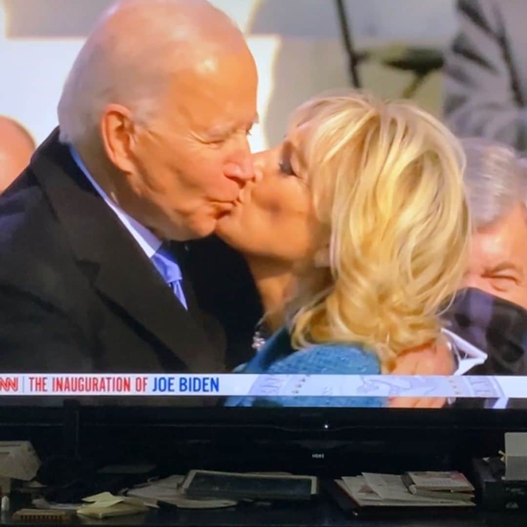 リサ・ダマトのインスタグラム：「Love is back in the White House 🫂💕🇺🇸 . It’s a start to this crisis on every level.  Every. Single. Level. I’m hopeful. 😭  . .On another note, Did anyone EVER see 45 and Melania ever kiss for real?  I never did. So glad we never have to listen to them EVER again. ❤️🤍💙 #RP @wittyidiot  —————————————————————— .  .  . . #joebiden #kamalaharris #46 #46thpresident #bye45 #womensrights #womeninpower #love #climatechange #globalwarming #racisminamerica #dignity #respect #honor #truth #equality #humanity  . .Lets go!」