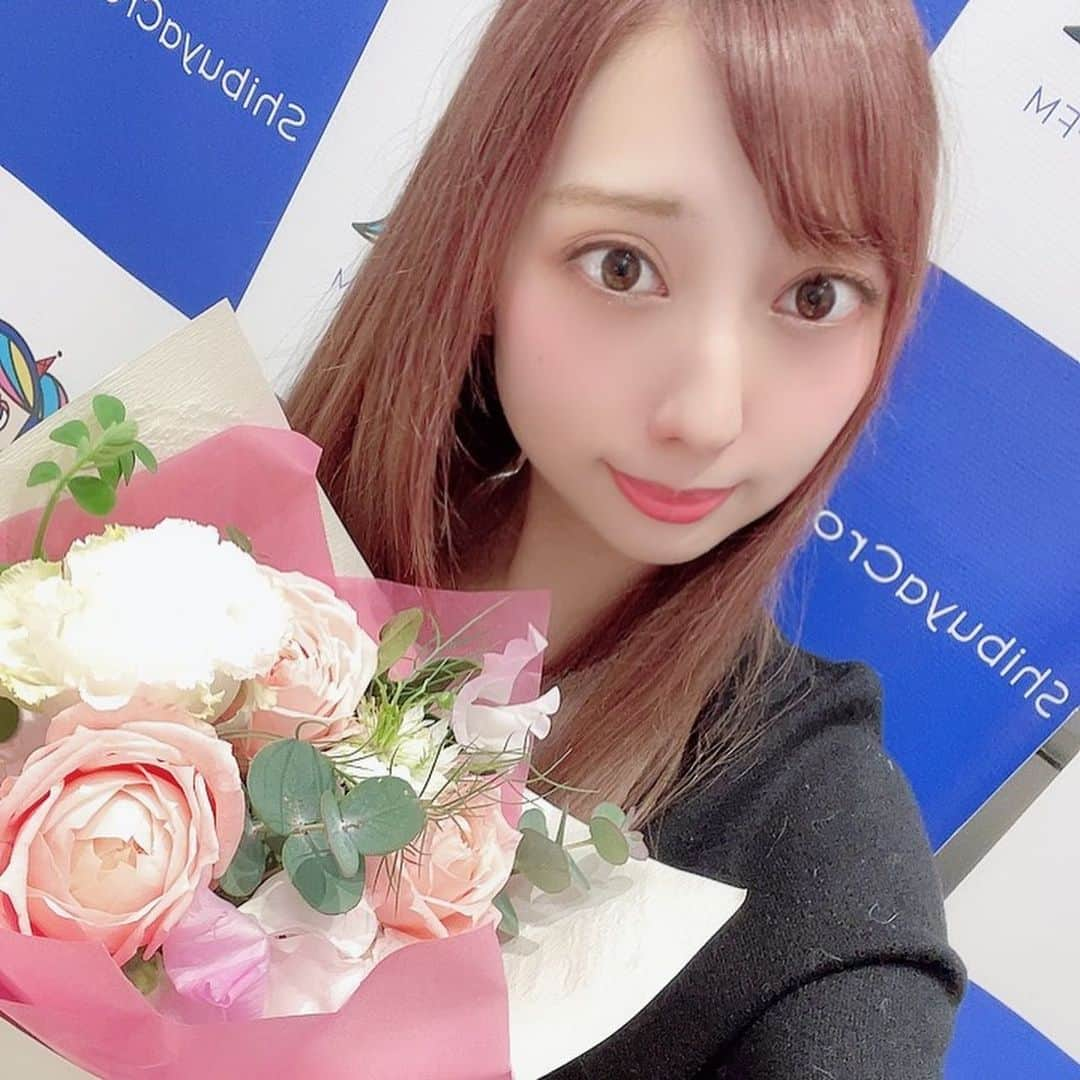 美羽フローラさんのインスタグラム写真 - (美羽フローラInstagram)「2021/1/18 第40回目 🐓美羽フローラのMonday Trip from鶏笑🐓 最終回でした🙇‍♀️ . 1年半ちょっと続けることができたのは、渋谷クロスFMさん、鶏笑さん、関係者のみなさま、いつも応援してくださってるみなさまのおかげです✨ あっという間で楽しい1年半でした🥲 また機会があればMCやラジオなど出演できたら嬉しいです🙇‍♀️ 絶対泣かないと思ってたのにラスト30秒で急に込み上げてきて泣いてしまいましたが🤣お花もファンの方から頂きました🌷ありがとうございました！！ #鶏笑 #渋谷クロスFM」1月21日 2時06分 - miuflora