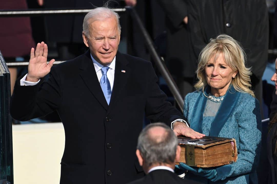 ルモンドさんのインスタグラム写真 - (ルモンドInstagram)「Mercredi 20 janvier, à midi, heure de Washington, DC (soit 18 heures à Paris), le démocrate Joe Biden est devenu officiellement le 46e président des Etats-Unis, après avoir prêté serment sur la bible, devant le Capitole de Washington. Son prédécesseur républicain, Donald Trump, retourne, lui, à la vie civile après quatre années d’un mandat chaotique, qui ont accentué les divisions de la société américaine.⁣ -⁣ Joe Biden prête serment lors de son investiture présidentielle le 20 janvier à Washington. Photo : Saul Loeb (@saulloeb) / AFP (@afpphoto)⁣ -⁣ #USA #President」1月21日 2時10分 - lemondefr