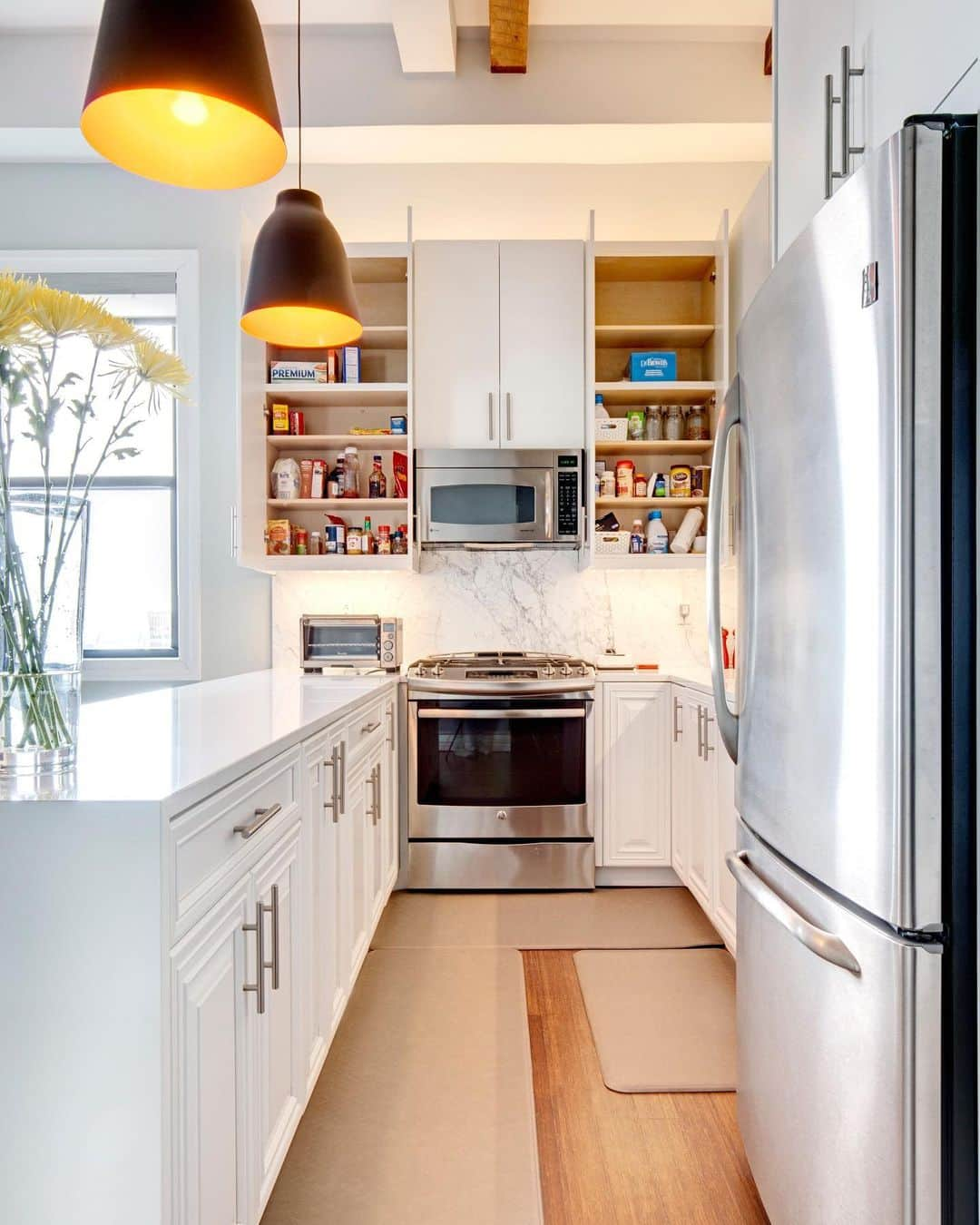 Sweeten Homeさんのインスタグラム写真 - (Sweeten HomeInstagram)「A dark kitchen brightens up with plenty of storage, lighting fixtures and beautiful materials 💡✨ Check out our stories for the B&A.⁠⠀ .⁠⠀ .⁠⠀ .⁠⠀ #renovatefearlessly #sweetenreno #sweetenreno⁠ #renovation #homesweethome #designinspiration #housegoals #dreamkitchen #kitchenremodel #kitchendesign」1月21日 2時16分 - sweeten_home