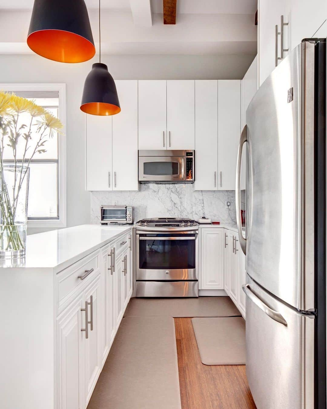 Sweeten Homeのインスタグラム：「A dark kitchen brightens up with plenty of storage, lighting fixtures and beautiful materials 💡✨ Check out our stories for the B&A.⁠⠀ .⁠⠀ .⁠⠀ .⁠⠀ #renovatefearlessly #sweetenreno #sweetenreno⁠ #renovation #homesweethome #designinspiration #housegoals #dreamkitchen #kitchenremodel #kitchendesign」