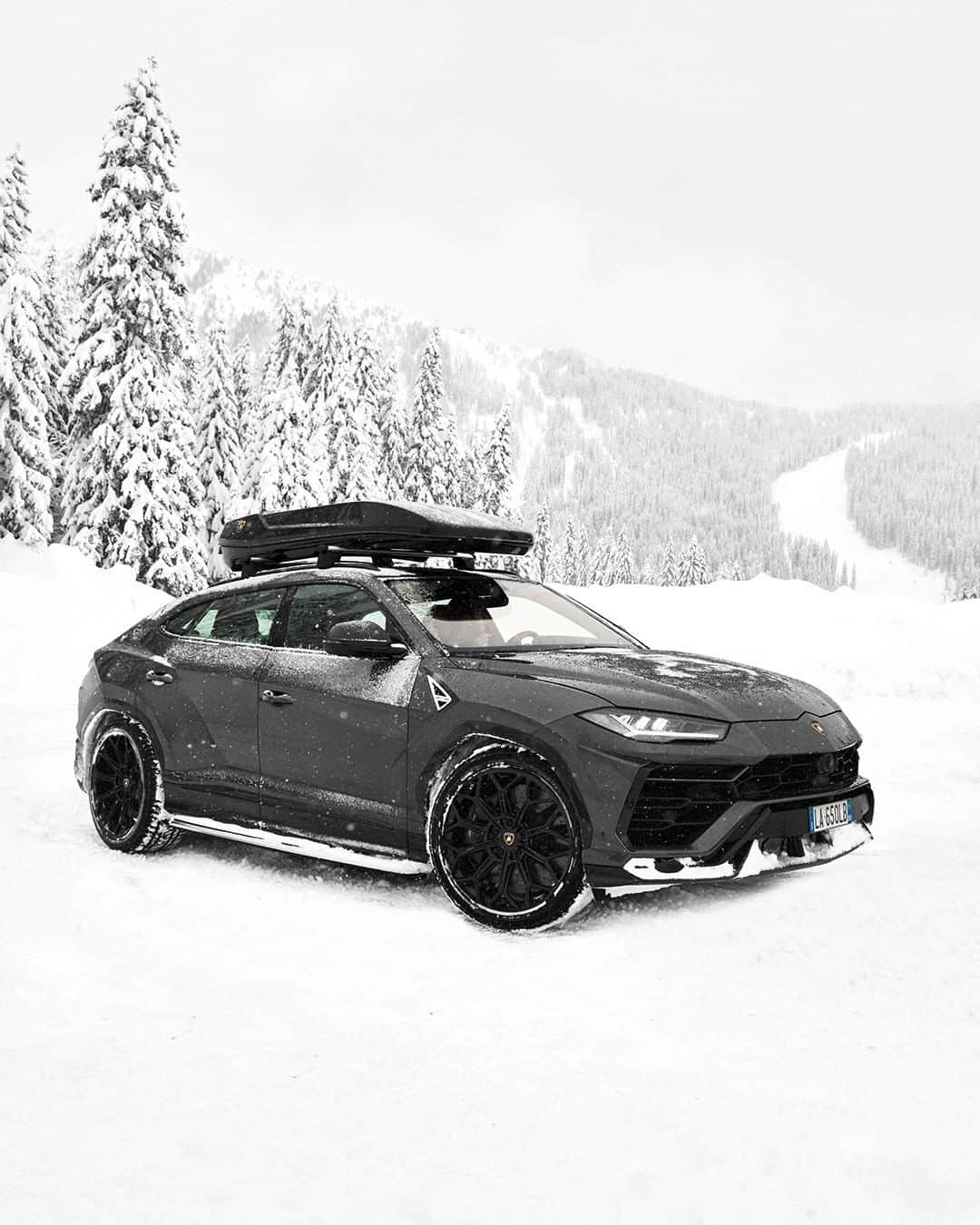 ランボルギーニさんのインスタグラム写真 - (ランボルギーニInstagram)「The colder it is, the funnier it gets. It’s as easy as it sounds, with Urus. Our Super SUV unlocks your desire for winter sports with a fantastic series of exclusive, stylish Accessori Originali. Discover them and enjoy!  #Urus #UnlockAnyRoad #LamborghiniStyle」1月21日 2時23分 - lamborghini