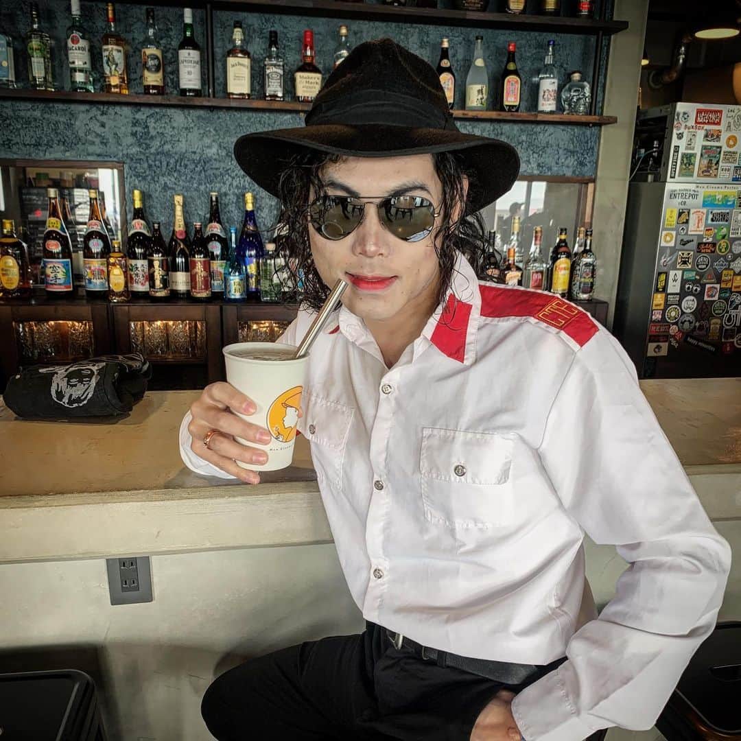 michaeljackton.officialのインスタグラム：「Let's Drink!🥤 . #michaeljackton #kingofpop #mj #moonwalker #okinawa #michaeljackson #neverland」