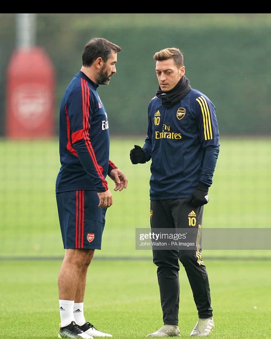 ロベール・ピレスのインスタグラム：「Good luck with your new club Bro @m10_official @fenerbahce」