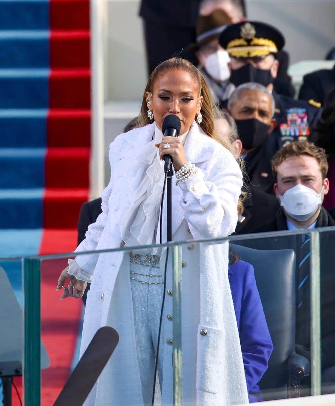 ELLE Magazineさんのインスタグラム写真 - (ELLE MagazineInstagram)「#JenniferLopez and #LadyGaga delivered two incredible performances at the inauguration. 👏 Click the link in bio to watch.」1月21日 2時27分 - elleusa