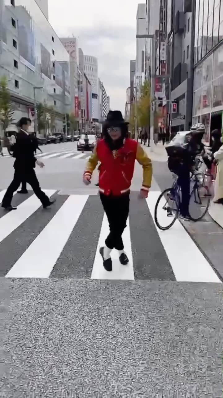 michaeljackton.officialのインスタグラム：「Sidewalk🚶‍♂️ #michaeljackton #mj #moonwalker #kingofpop #thriller #michaeljackson」