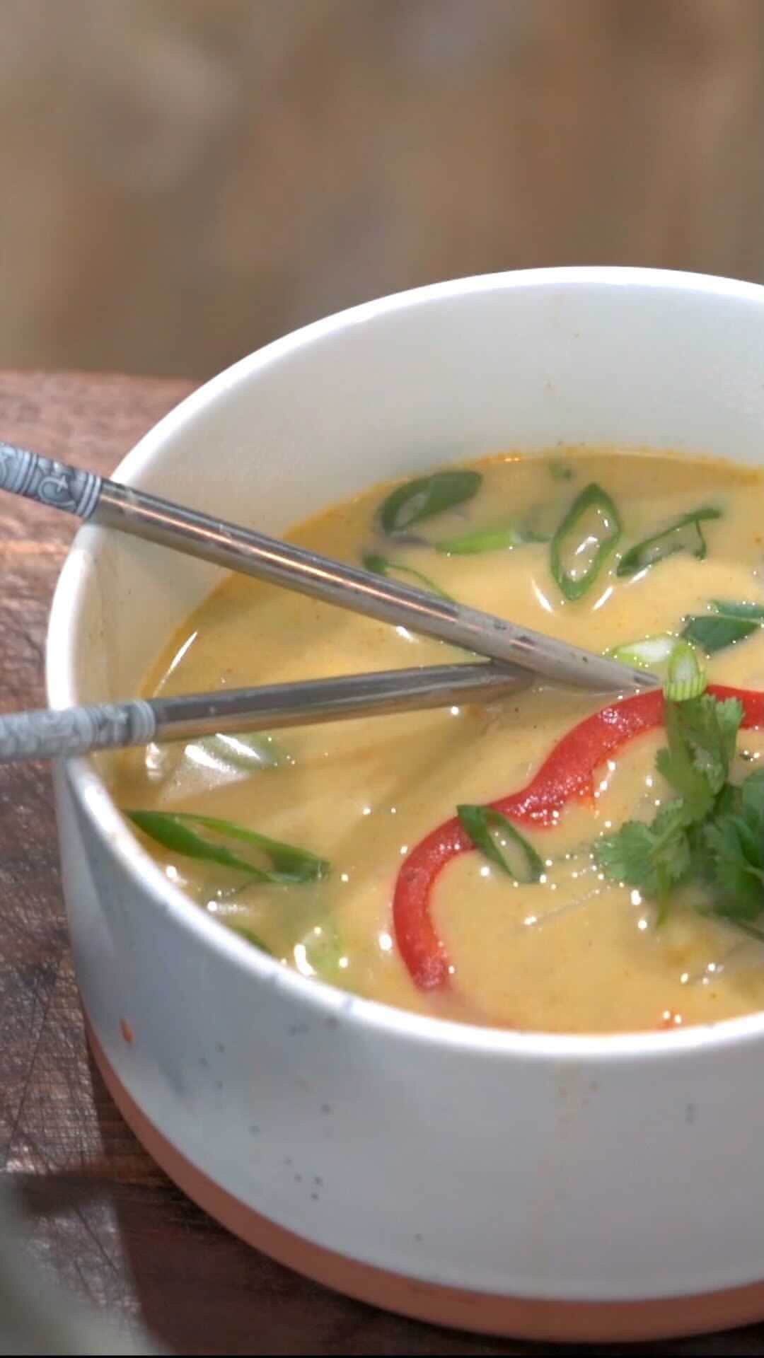 ケリスのインスタグラム：「I love this time of year because it means I get to make tons of soup! This week, I’m showing you how to make one of my favorites... Tom Kha Soup! It’s creamy, delicious, and super easy to make for you or your whole family. *chefs kiss*」