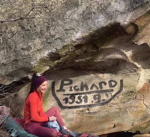 キャロライン・シノのインスタグラム：「Happy place☺️ Merci pour la super séance @bettybetafont @remi.rvt et @lumartinez_93 !! @crimpoilofficial #climbmassage #recoverfaster @arkose.climbing @snap.climbing #bethbyarkose」