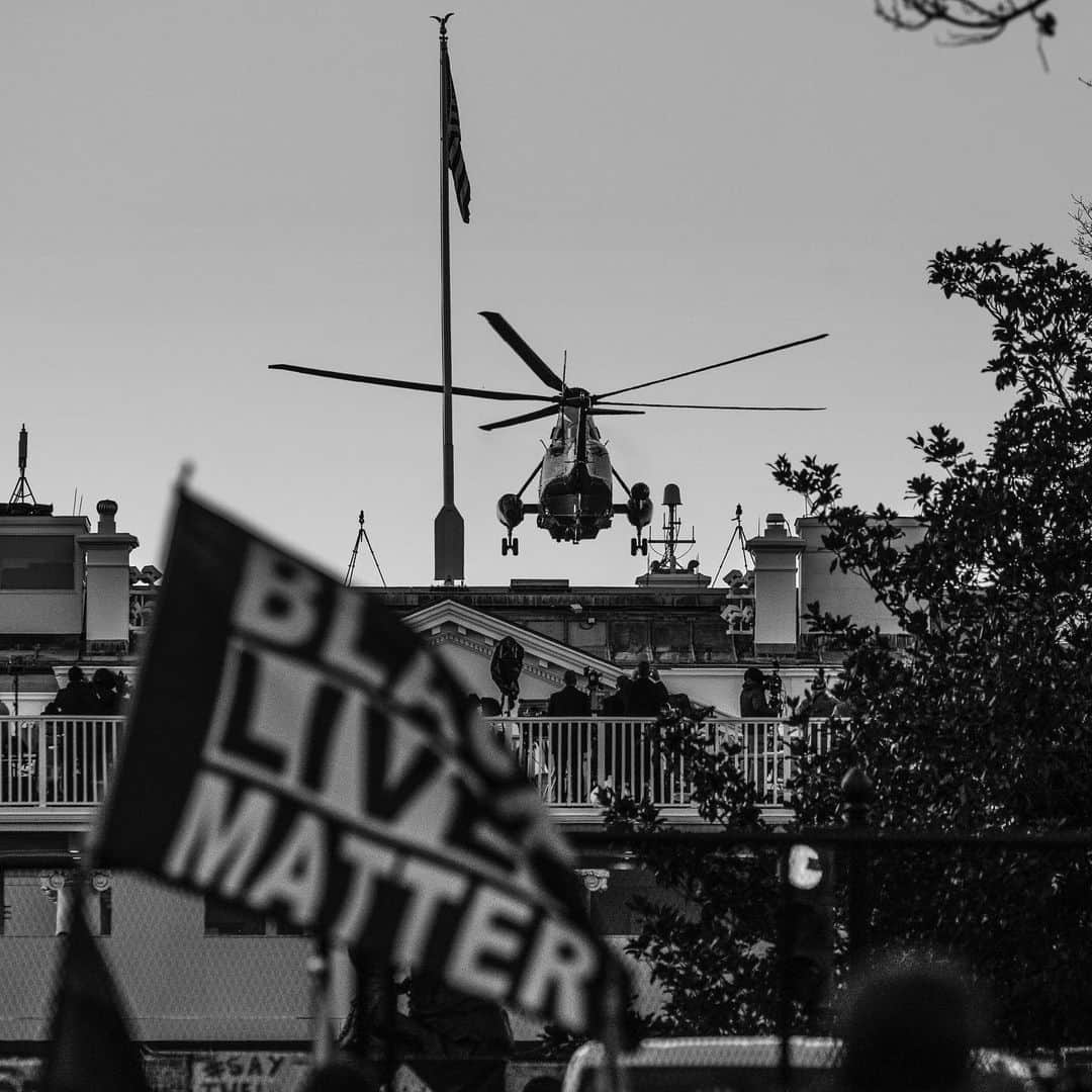 National Geographic Creativeのインスタグラム：「Photo by David Guttenfelder @dguttenfelder / As seen from the Black Lives Matter Plaza, President Donald Trump's helicopter lifts off from the lawn of the White House. He departed Washington, D.C., ahead of the Inauguration of President Joseph R. Biden, Jr.」