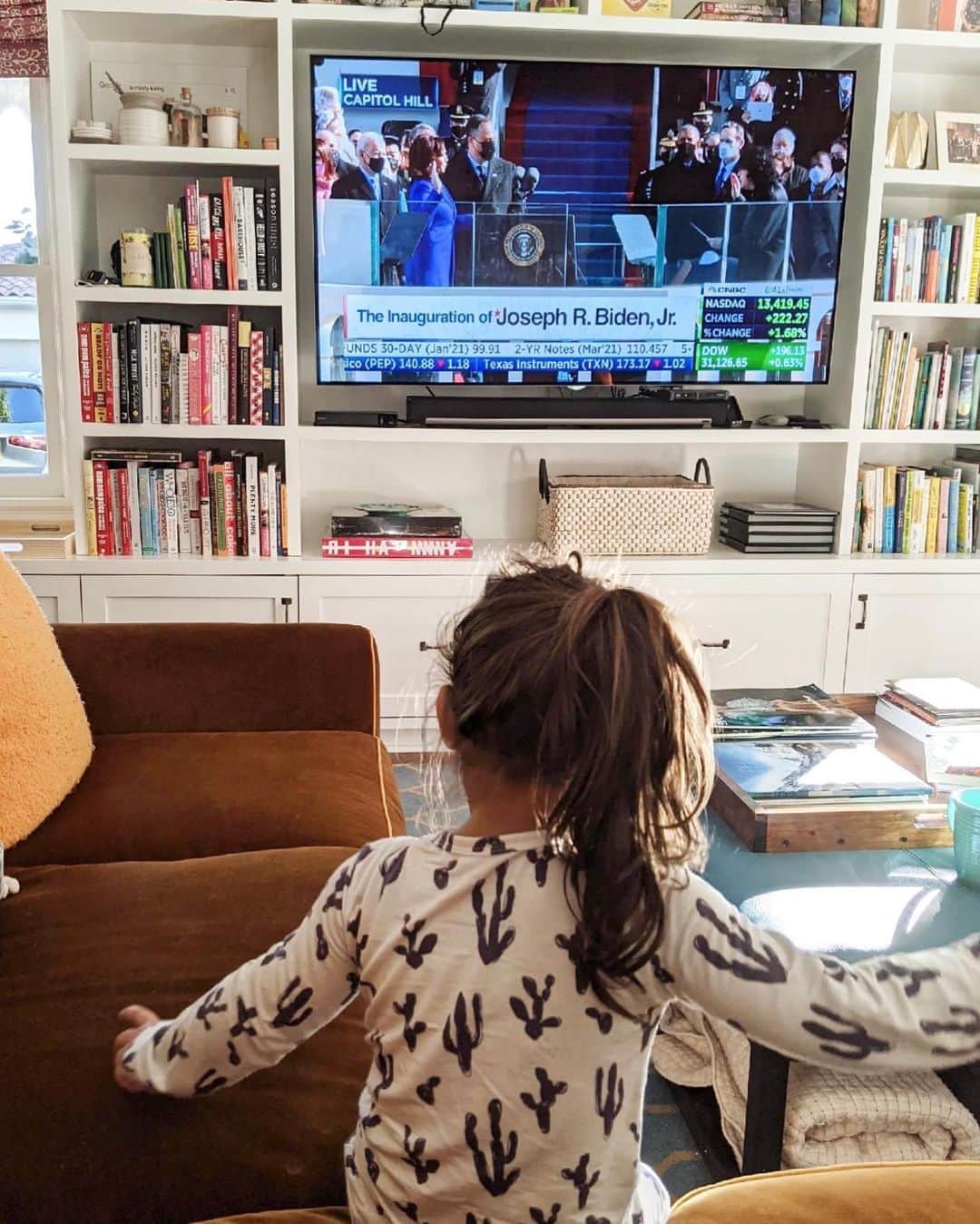 ミンディ・カリングのインスタグラム：「I was at work, but apparently she said: “Is that mommy? It looks like mommy.” Best compliment I ever got! It matters. Happy Inauguration everyone.」