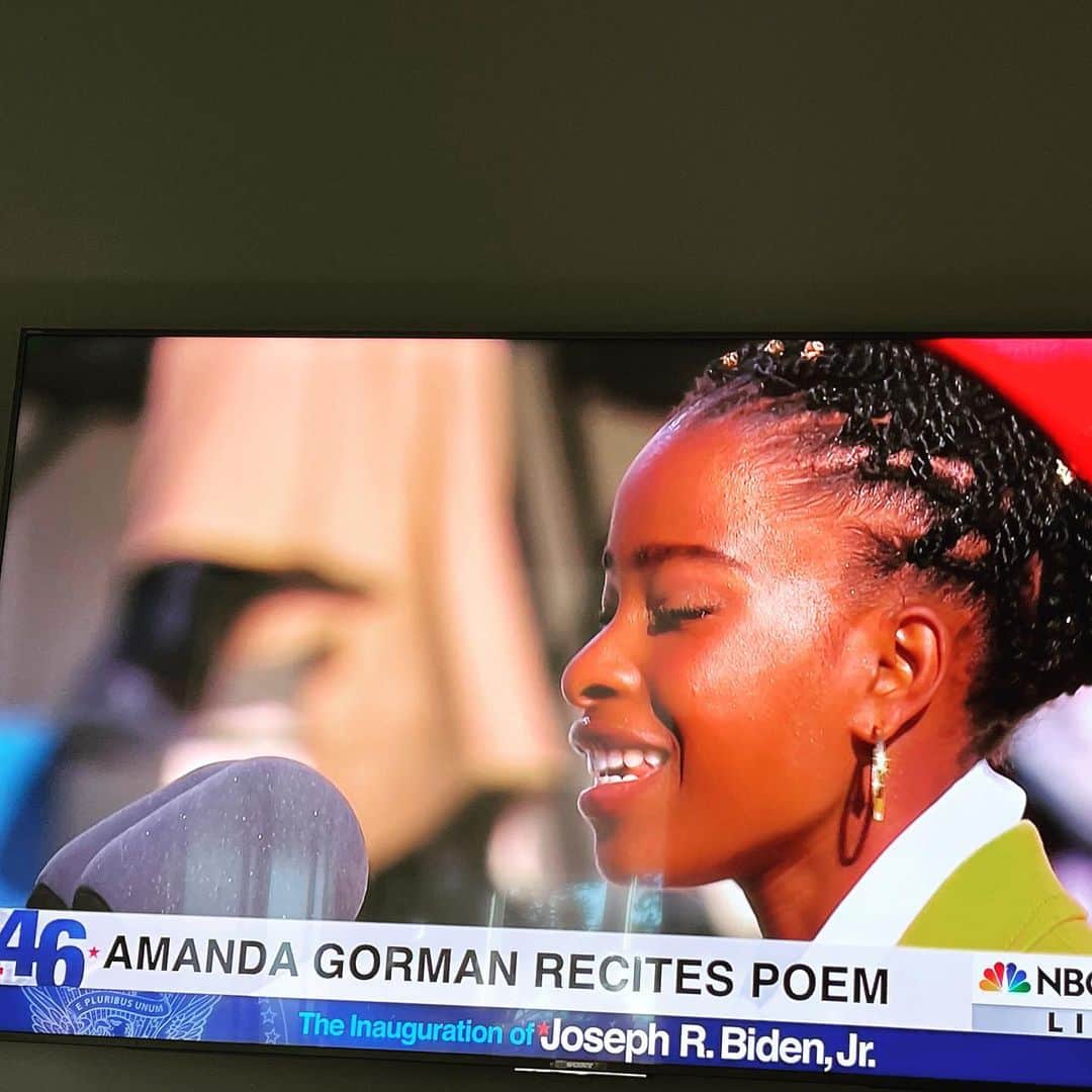 アマンダ・デ・カディネットのインスタグラム：「Mic 🎤 drop from the powerful @amandascgorman the first National Youth Poet Laureate.」