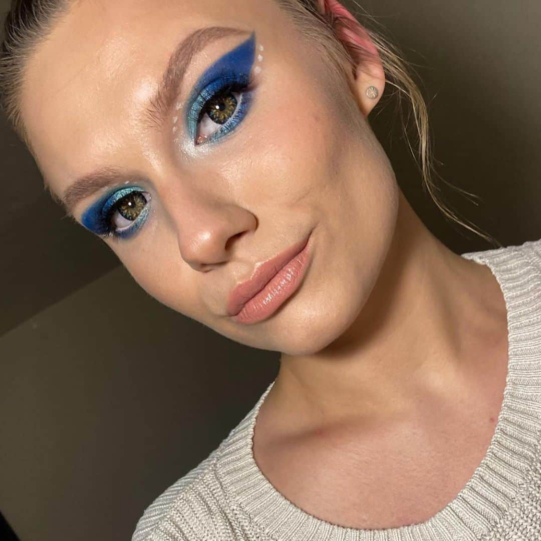 Linda Hallbergさんのインスタグラム写真 - (Linda HallbergInstagram)「Day 3: Mentos Mint #candypackagingmakeup This look was so much fun and you guys have been doing AMAZING recreating the Mentos packaging 😍 Swipe to see some of todays creations ❤️  Product list for my look:  Base @danessa_myricks vision cream cover n03 @lhcosmetics Fantastick lipstick I die @lhcosmetics infinity glass  Eyes @lhcosmetics White core crayon @viseart editorial brights palette @lhcosmetics infinity glass @lhcosmetics anger mood crayon & black core crayon @sweedlashes x @nikki_makeup no lash lash @lhcosmetics infinity power lash waterproof mascara  Lips @lhcosmetics infinity glass」1月21日 2時32分 - lindahallberg