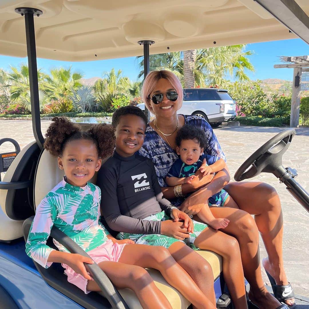 ラッセル・ウィルソンのインスタグラム：「Anything is Possible w/ God... #Family @Ciara」
