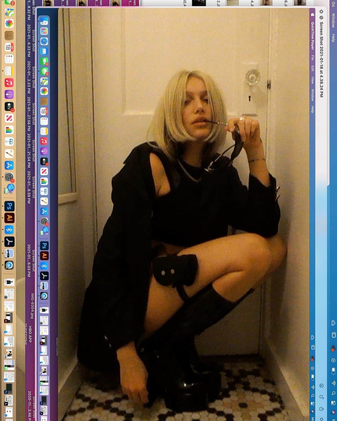 ケイリン・ルッソのインスタグラム：「🖤🖤🖤」