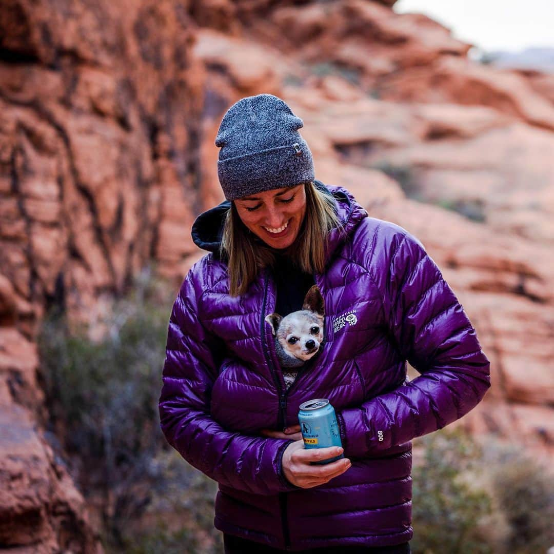 アレックス・ジョンソンさんのインスタグラム写真 - (アレックス・ジョンソンInstagram)「It’s a big cheesy grin kinda day! Cheers to new beginnings, OUR FIRST FEMALE VP, and so much more! 🍻  @athleticbrewing」1月21日 2時44分 - alexjohnson89