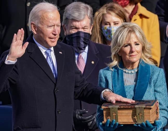 クリス・ジェンナーさんのインスタグラム写真 - (クリス・ジェンナーInstagram)「Congratulations @joebiden @kamalaharris!! What an emotional, historical, incredible and hopeful day this is in history!! Thank you for bringing so much hope and promise to our nation. “Together, we shall write an American story of hope, not fear. Of unity, not division. Of light, not darkness. A story of decency and dignity, love and healing, greatness and goodness.” -President @JoeBiden #Inauguration2021」1月21日 2時44分 - krisjenner