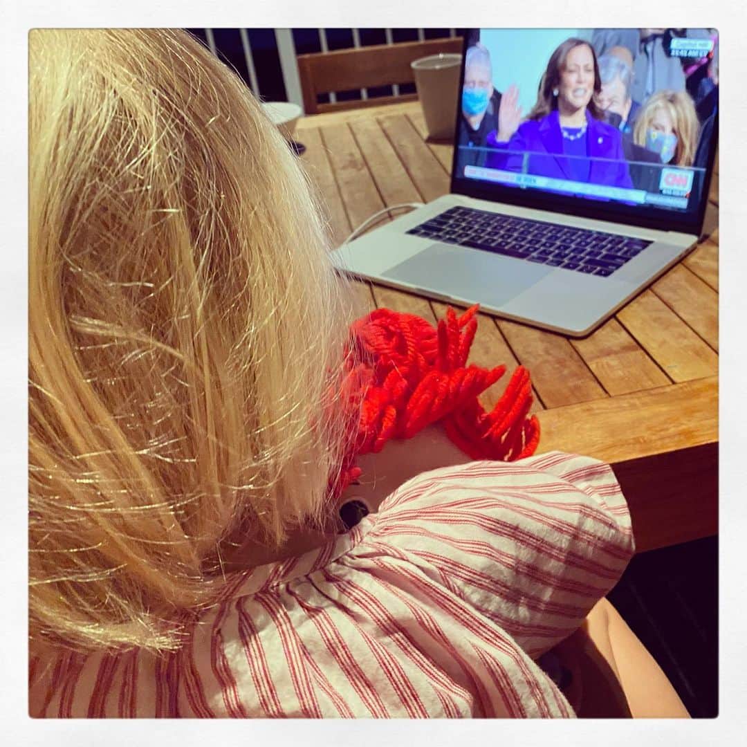 ブルックリン・デッカーのインスタグラム：「A beautiful, powerful day. A day of hope. An administration focused on healing and civility. I am deeply moved and so proud that my babies got to see this. @bideninaugural」