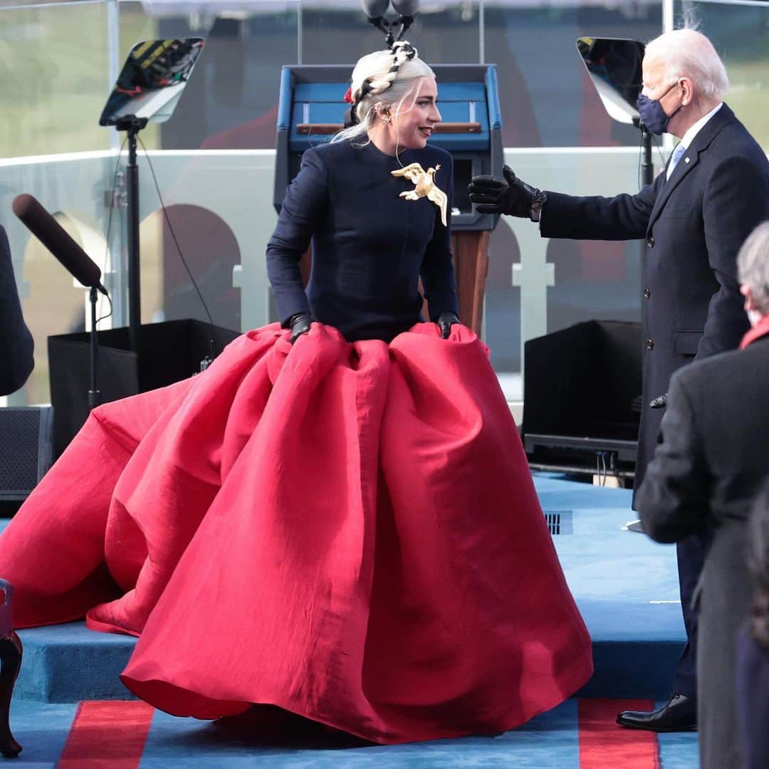 WHO WHAT WEARさんのインスタグラム写真 - (WHO WHAT WEARInstagram)「@ladygaga has stepped onto the #Inauguration stage.✨ The singer chose a striking custom @schiaparelli Haute Couture outfit with a gold dove insignia to sing the National Anthem. Tap the link in our bio to learn more.   photo: getty images」1月21日 2時47分 - whowhatwear