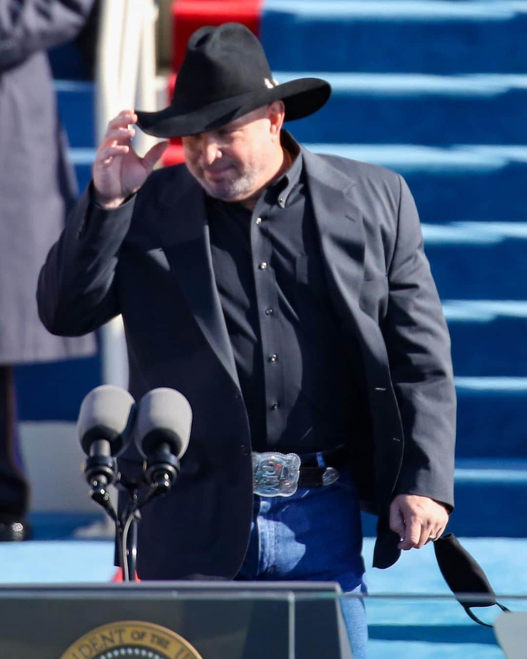 Just Jaredさんのインスタグラム写真 - (Just JaredInstagram)「@garthbrooks performed “Amazing Grace” at the inauguration and he arrived in his cowboy hat and jeans! #GarthBrooks Photos: Getty」1月21日 2時48分 - justjared