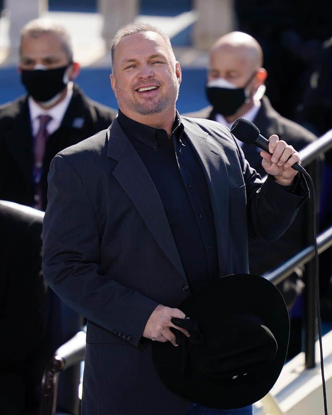 Just Jaredさんのインスタグラム写真 - (Just JaredInstagram)「@garthbrooks performed “Amazing Grace” at the inauguration and he arrived in his cowboy hat and jeans! #GarthBrooks Photos: Getty」1月21日 2時48分 - justjared