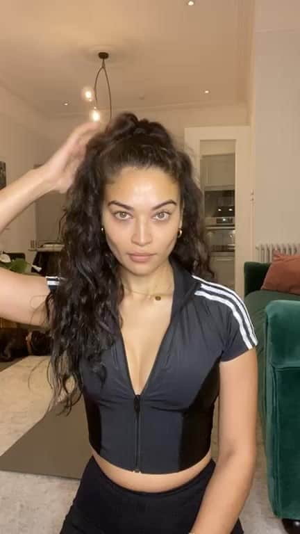 シャニーナ・シャイクのインスタグラム：「Workout with @shannonnadj and I. Releasing stress, lengthening our body and toning . You also build up a sweat 💦」