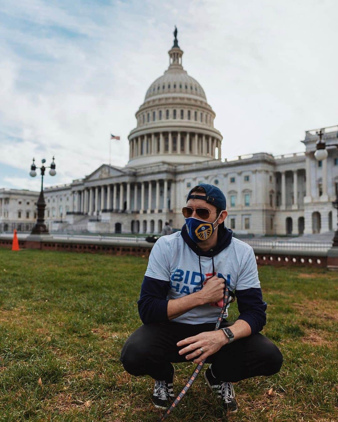 のインスタグラム：「A good day. You know, I’ve never worn anything with a politician’s name on before. Not without irony, anyway. But I did wear this shirt on Election Day. Not as a Democrat, or even as a passionate Biden supporter. I wore it as a symbol of defeat for the last administration. They were anathema to me and all that I stand for. Today we move on. The new admin has a lot to do and they made promises that they need to keep to the people who put them there. We cannot go back. We cannot ignore. We have an opportunity. I’ll enjoy today. But tomorrow we should have our eyes locked on the new admin, to make sure they repay the faith the American people have put in them. I believe @joebiden is a good man, full of the compassion and empathy that we’ve sorely missed these few years, and I hope he will inspire me to wear this shirt again.」